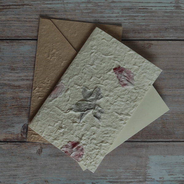 Set biglietto artigianale con carta di gelso “Petali rosa e foglie", foglio interno A5 e busta coordinata colore sabbia