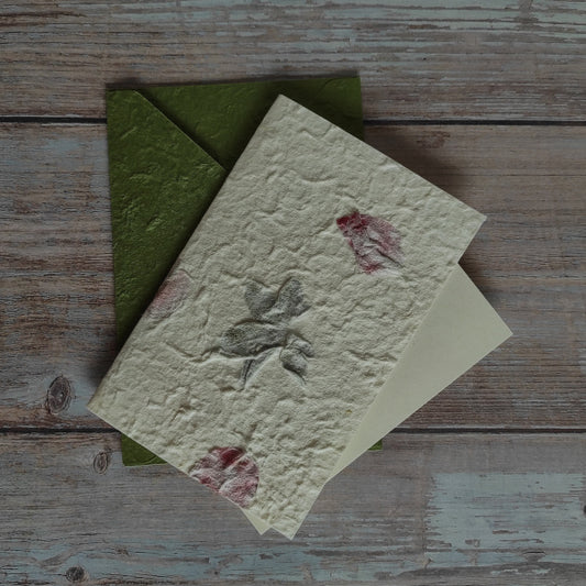Set biglietto artigianale con carta di gelso “Petali rosa e foglie”, foglio interno A5 e busta coordinata colore verde muschio