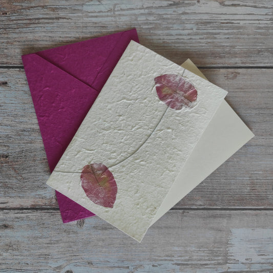 Set biglietto artigianale con carta di gelso “Steli e Petali rosa”, foglio interno A5 e busta coordinata colore fucsia.