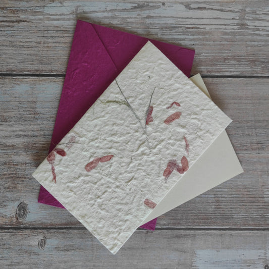 Set biglietto artigianale con carta di gelso “Petali fucsia”, foglio interno A5 e busta coordinata colore fucsia