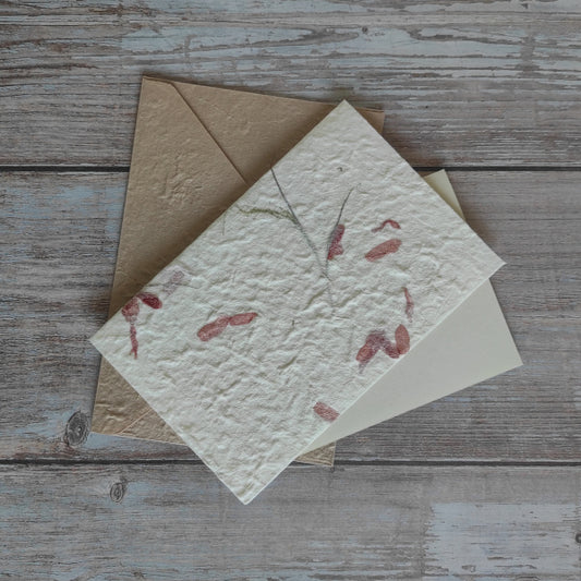 Set biglietto artigianale con carta di gelso “Petali fucsia”, foglio interno A5 e busta coordinata colore sabbia