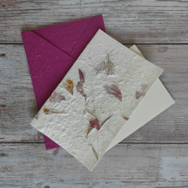 Set biglietto artigianale con carta di gelso “Petali gialli e rosa, foglio interno A5 e busta coordinata colore fucsia