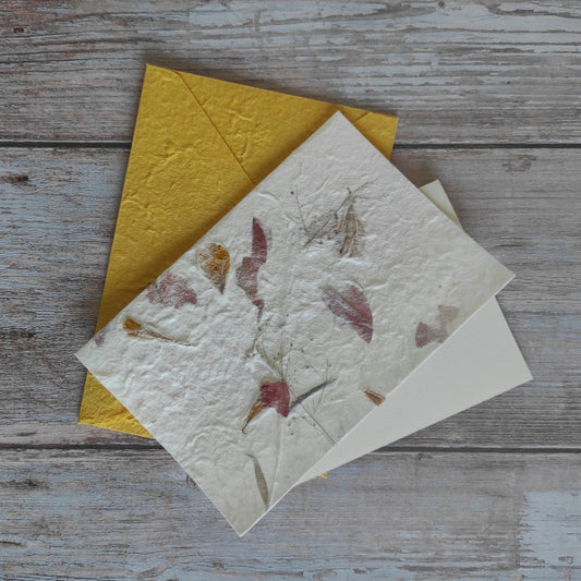 Set biglietto artigianale con carta di gelso “Petali gialli e rosa, foglio interno A5 e busta coordinata colore giallo