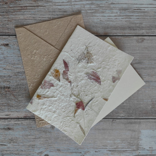 Set biglietto artigianale con carta di gelso “Petali gialli e rosa, foglio interno A5 e busta coordinata colore sabbia