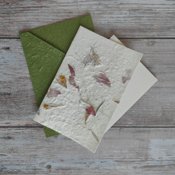Set biglietto artigianale con carta di gelso “Petali gialli e rosa, foglio interno A5 e busta coordinata colore verde muschio