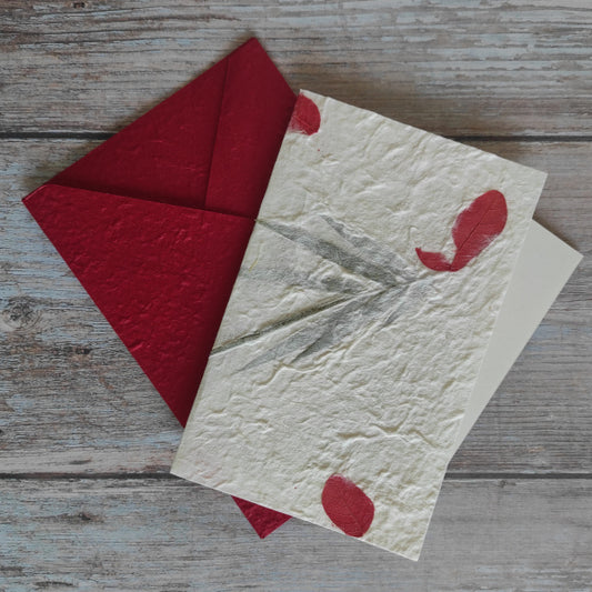 Set biglietto artigianale con carta di gelso “Petali rossi e foglie”, foglio interno A5 e busta coordinata colore rosso