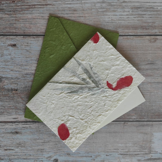 Set biglietto artigianale con carta di gelso “Petali rossi e foglie”, foglio interno A5 e busta coordinata colore verde muschio