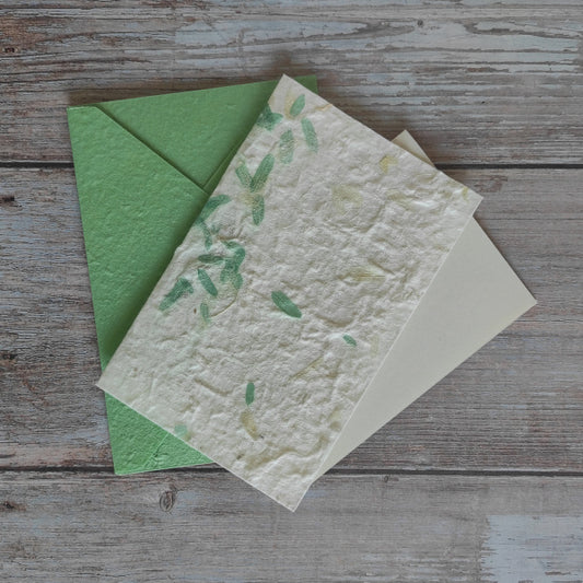 et biglietto artigianale con carta di gelso “Petali verdi”, foglio interno A5 e busta colore verde Tiffany