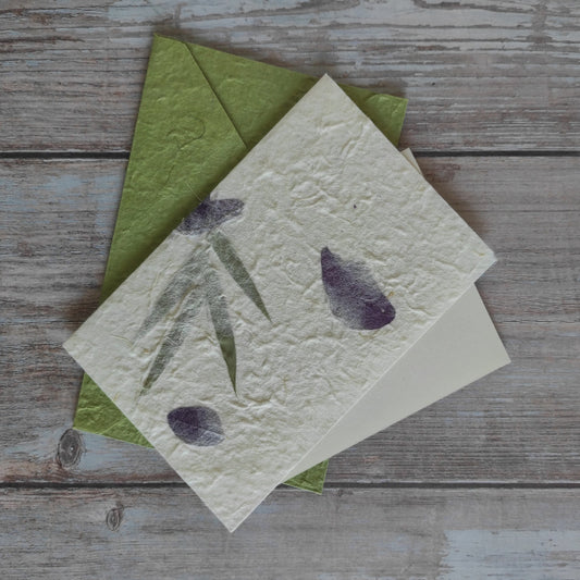 Set biglietto artigianale con carta di gelso “Petali viola e foglie”, foglio interno A5 e busta coordinata colore verde menta.