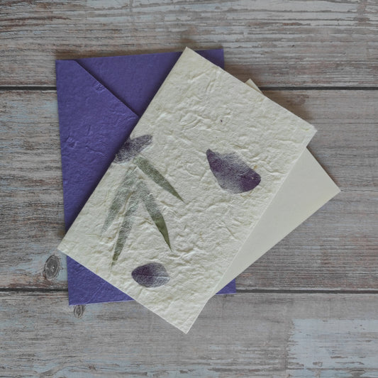 Set biglietto artigianale con carta di gelso “Petali viola e foglie”, foglio interno A5 e busta coordinata colore viola.