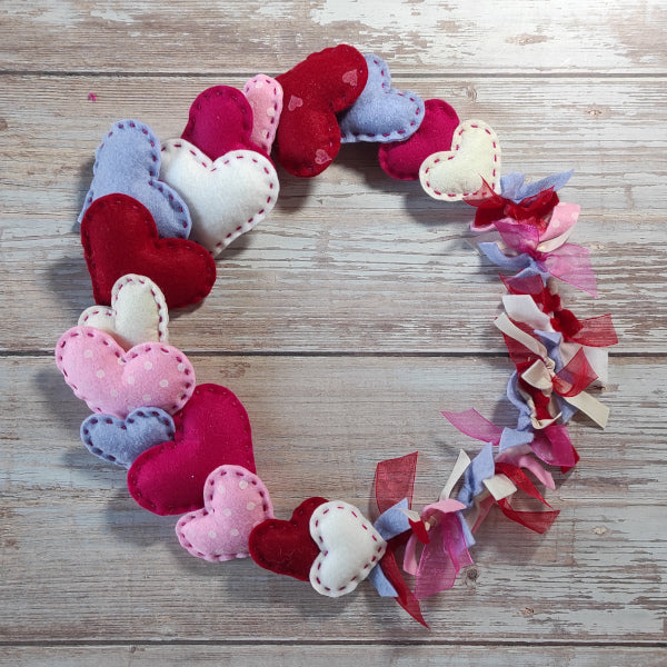 Ghirlanda di San Valentino con cuori in pannolenci e fiocchi