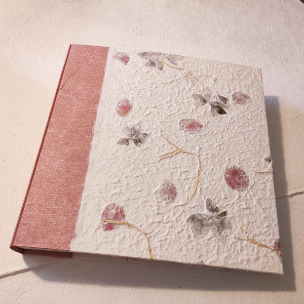 Album fotografico rivestito con Lokta Wax Cotton e carta di Gelso con inserti floreali "Petali rosa e foglie"