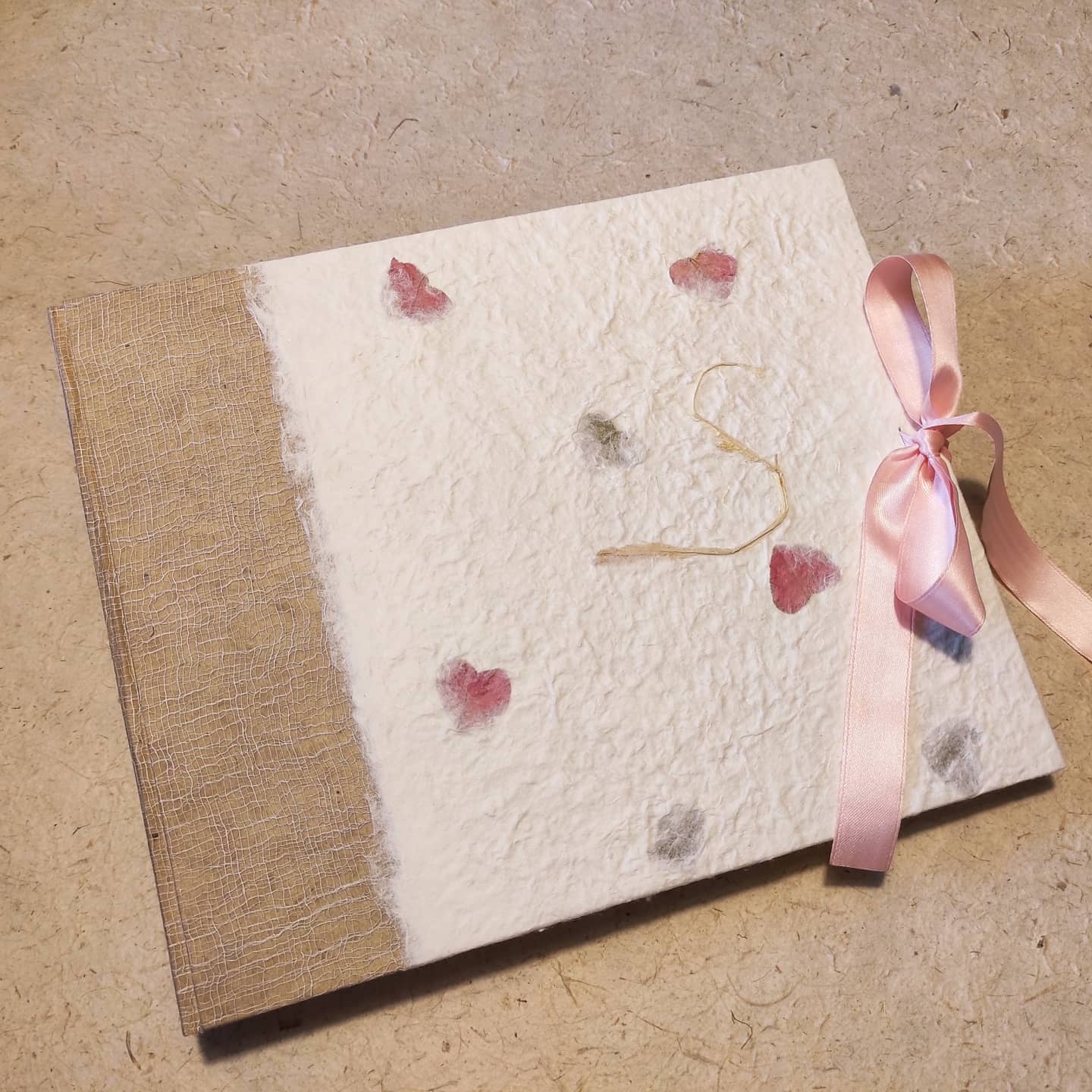 Album foto con carta di gelso con inserti floreali "foglie colorate" e dorso in Lokta Wax Cotton terra