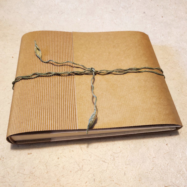 L'album viene fornito completo di custodia protettiva in cartoncino ondulato colore naturale.