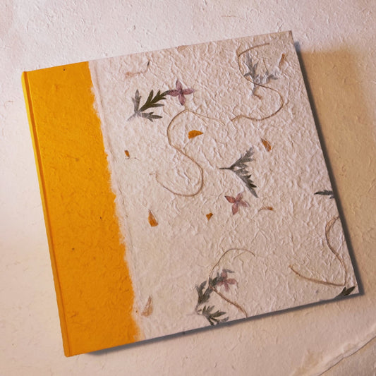 Album fotografico rivestito con carta di gelso monocolore e carta di gelso con inserti floreali "Petali gialli, fiori a stella e foglie verdi"