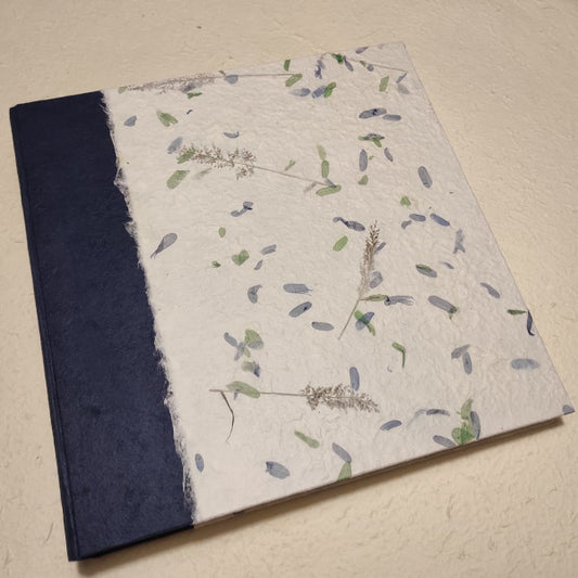 Album fotografico rivestito con carta di gelso monocolore e carta di gelso con inserti floreali "Petali blu e verdi"