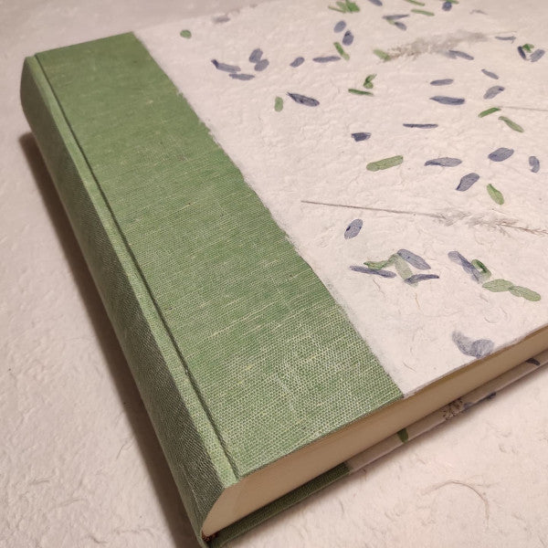 Album fotografico rivestito con Lokta Wax Cotton e carta di Gelso con inserti floreali "Petali blu e verdi"