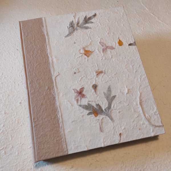 Album fotografico rivestito con carta di gelso monocolore e carta di gelso con inserti floreali "Petali gialli, fiori a stella e foglie verdi"