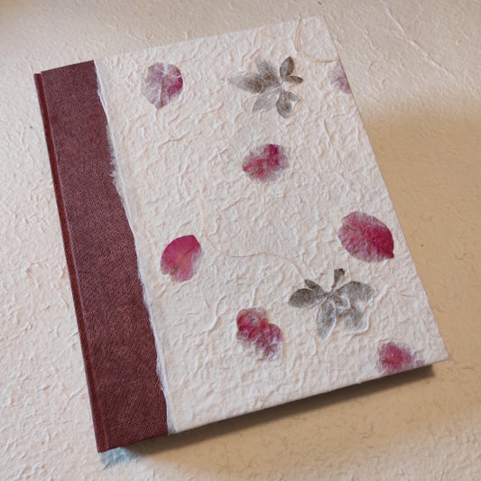 Album fotografico rivestito con Lokta Wax Cotton e carta di Gelso con inserti floreali "Petali rosa e foglie"
