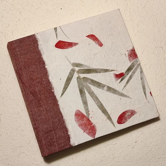 Album fotografico rivestito con Lokta Wax Cotton e carta di Gelso con inserti floreali "Petali rossi e foglie"