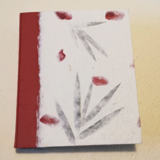 Album fotografico rivestito con carta di gelso monocolore e carta di gelso con inserti floreali "Petali rossi e foglie"