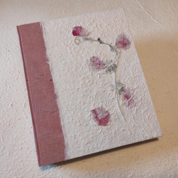 Album fotografico rivestito con Lokta Wax Cotton e carta di Gelso con inserti floreali "Rametti con petali rosa e foglie"