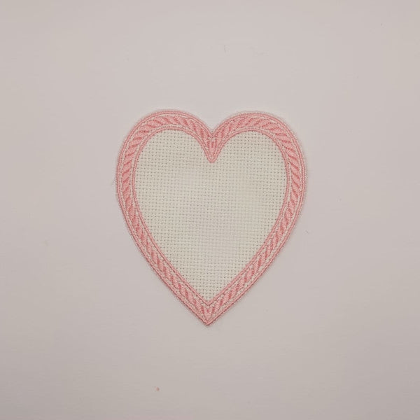 Applicazione in tela Aida a forma di cuore piccola bordata in rosa