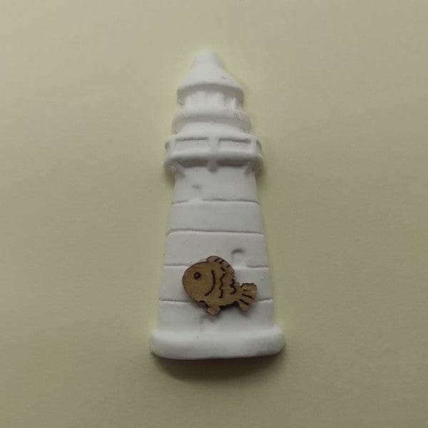 Gessetto bianco a forma di faro con una piccola applicazione decorativa a forma di pesce. Ideale per rifinire bomboniere