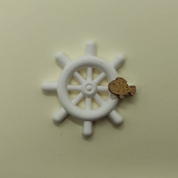 Gessetto bianco a forma di timone con applicazione decorativa in legno a forma di pesce. Ideale per rifinire bomboniere