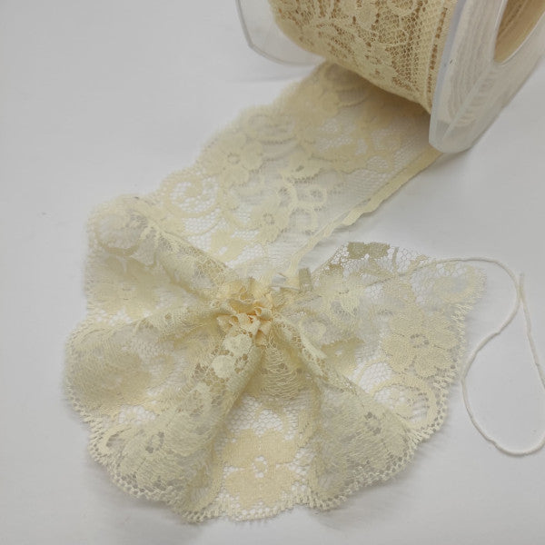 Nastro in pizzo colore ecru con tirante laterale per creare coccarde ideale per decorare bomboniere