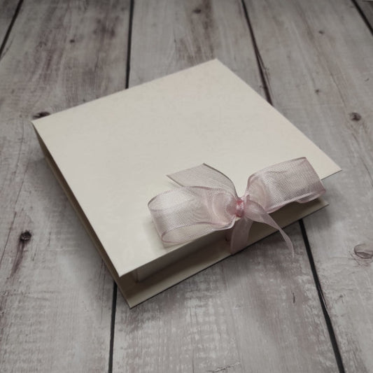 Scatola media a forma di libro in cartoncino a fantasia floreale tono su tono bianco. Disponibile anche piccola e grande