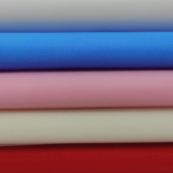 Tulle rotondo (diametro 23 cm) o quadrato (lato 24 cm) di produzione italiana ideale per confezionare bomboniere. Disponibile in confezione da 50 pezzi nei colori: Bianco, Avorio, Rosa, Azzurro e Rosso.