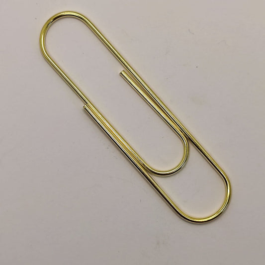 Clip (graffetta) metallica da ufficio gigante. Misura 10 cm x 2,4 cm. Disponibile nel catalogo de La Bottega delle Idee in Oro (oltre che nei colori: Argento, Oro rosa, Bronzo)