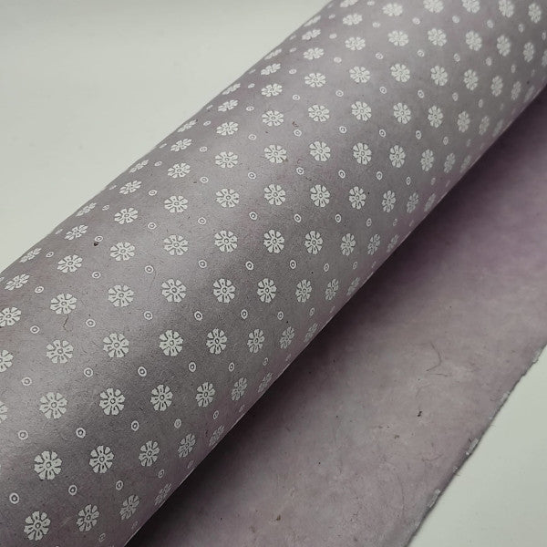 Carta Lokta di produzione artigianale nepalese. Stampa in bianco su fondo colore lavanda