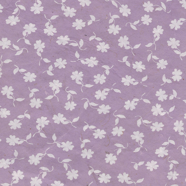 Carta di produzione artigianale nepalese. Stampa di motivi floreali in bianco su fondo lilla