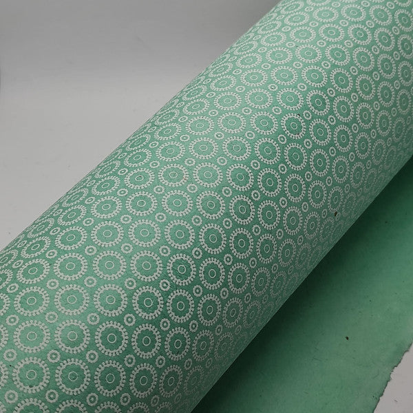 Carta Lokta di produzione artigianale nepalese. Stampa in bianco su fondo color tiffany.