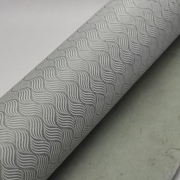 Carta Lokta di produzione artigianale nepalese. Stampa in bianco su fondo colore grigio-azzurro.