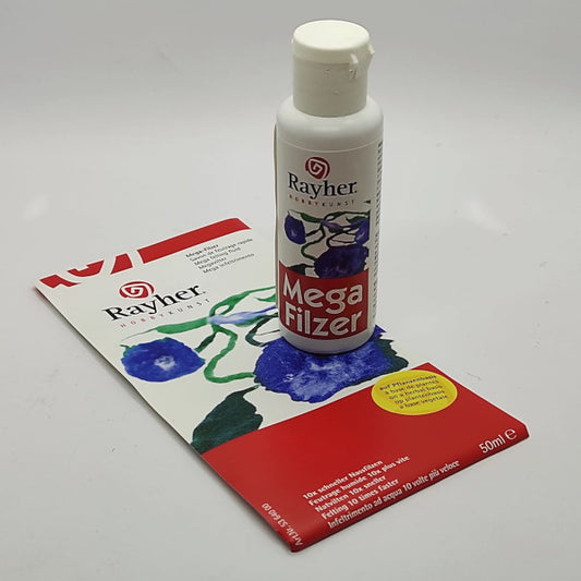 Mega-Filzer è un sapone liquido che permette di rendere fino a 10 volte più rapido il processo di infeltrimento della lana cardata anche solamente con un leggero sfregamento e può essere utilizzato con acqua sia calda che fredda. É delicato con i colori e la resa è elevata, almeno 1:100, quindi con il contenuto di un flacone da 50 ml si ottengono minimo 5 litri di liquido per infeltrire.