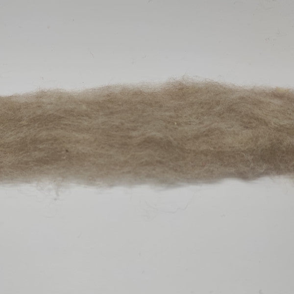 Nastro di lana cardata adatto per lavori di decorazione, utilizzabile anche per infeltrimento ad ago e ad acqua.