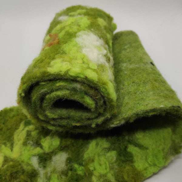 Nastro in feltro di pura lana ricciolina in diverse tonalità di verde. H 15 cm.