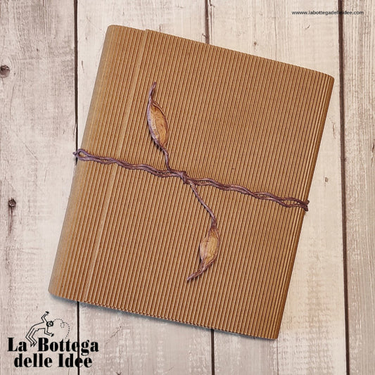 Album fotografico 21 x 25,5 cm con 50 fogli con copertina rigida rivestita in carta di gelso tinta unita viola e carta di gelso con inserti floreali "Petali Viola e Foglie" e custodia in cartoncino ondulato