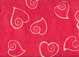 Carta Batik con cuori colore naturale su fondo rosso