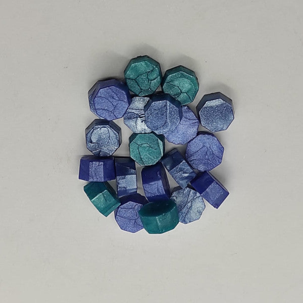 ceralacca in perle ottagonali in un mix di colore blu e verde