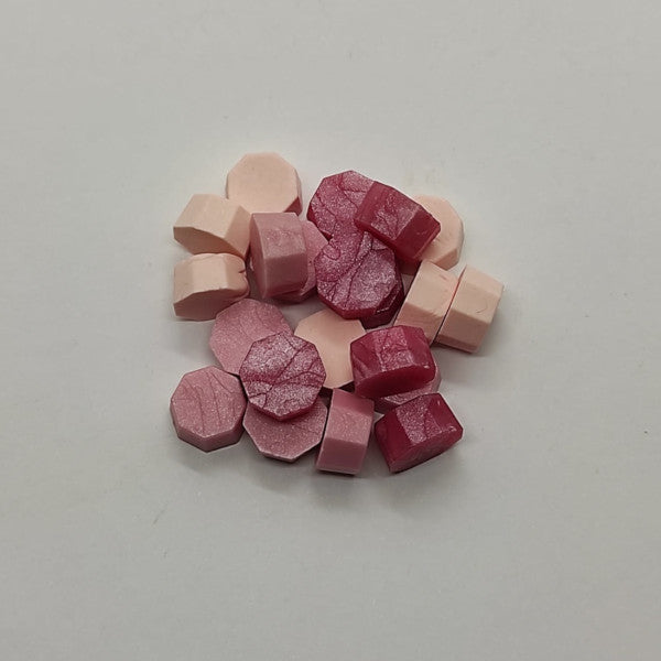 ceralacca in perle ottagonali in un mix di tonalità sul rosa