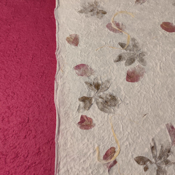 album foto con carta di gelso con inserti floreali "petali rosa e foglie" e dorso in carta di gelso fucsia