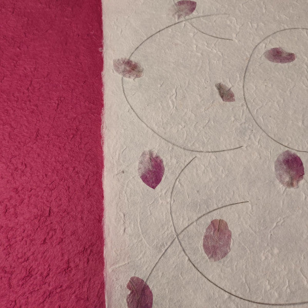 album foto con carta di gelso con inserti floreali "petali rosa e steli" e dorso in carta di gelso fucsia