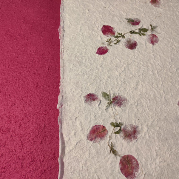 album foto con carta di gelso con inserti floreali "rametti con petali rosa e foglie" e dorso in carta di gelso fucsia