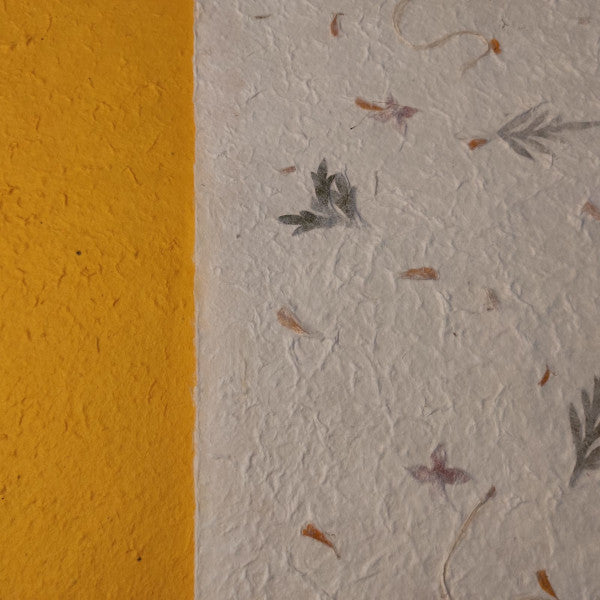 album foto con carta di gelso con inserti floreali "Petali gialli, fiori a stella e foglie verdi" e dorso in carta di gelso giallo ocra