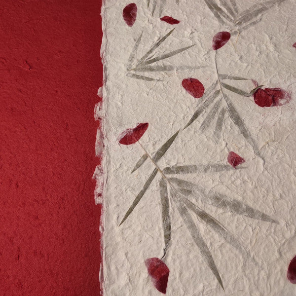 album foto con carta di gelso con inserti floreali "petali rossi e foglie" e dorso in carta di gelso rosso scuro