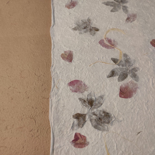 album foto con carta di gelso con inserti floreali "petali rosa e foglie" e dorso in carta di gelso sabbia